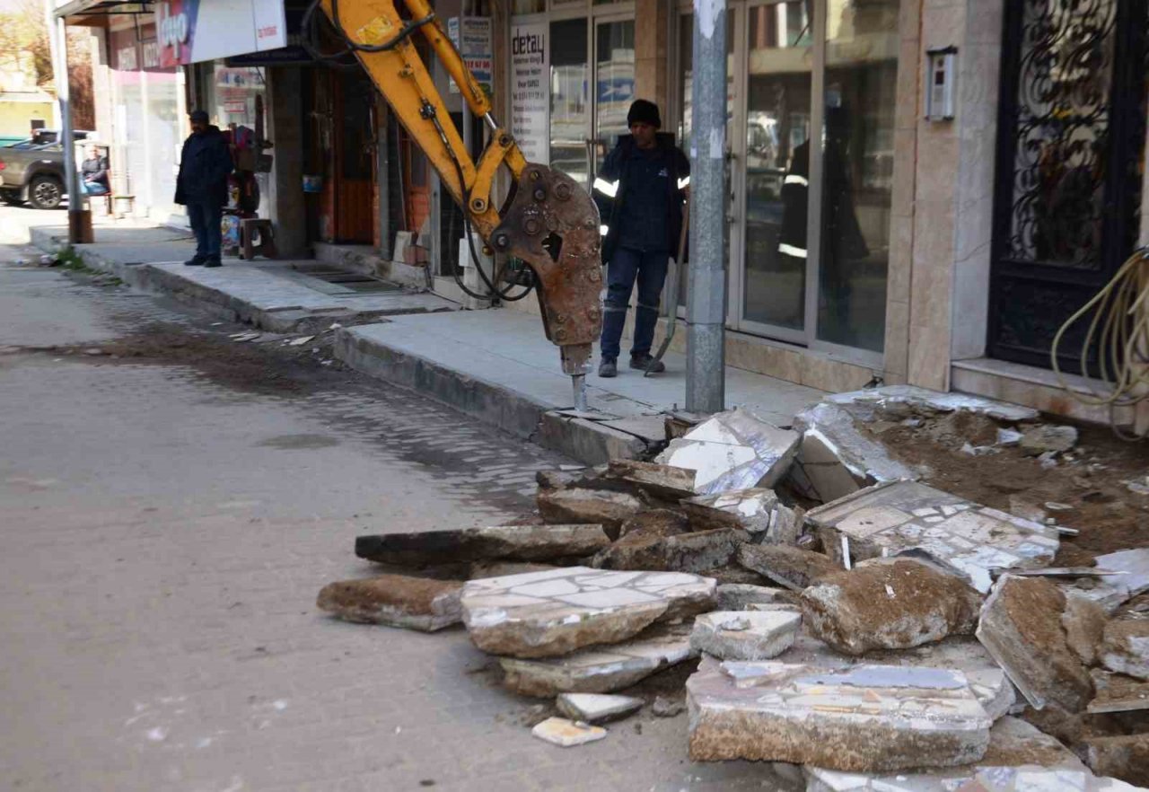 Başkan Kaplan “Koçarlı’da kaldırımsız ve bozuk sokak kalmayacak”