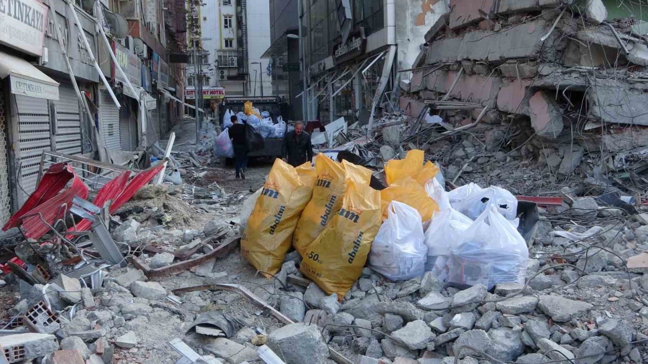 Esnaf aldıkları özel izinle enkaz altında kurtardıkları ürünlerini tahliye ediyor