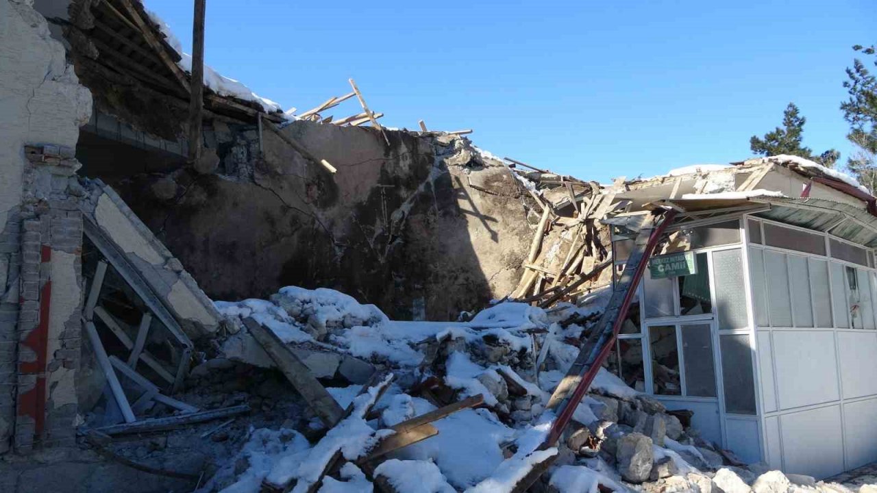 Tarihi Mitadiye Camii depreme dayanamadı