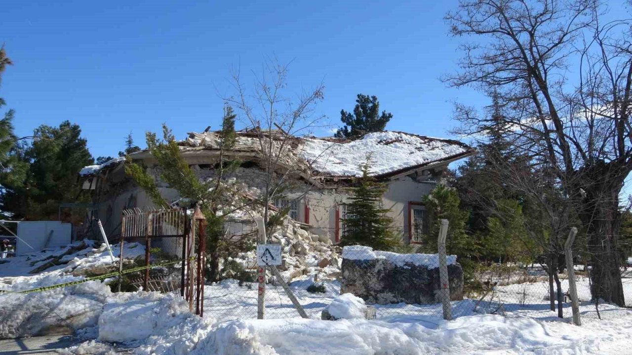 Tarihi Mitadiye Camii depreme dayanamadı