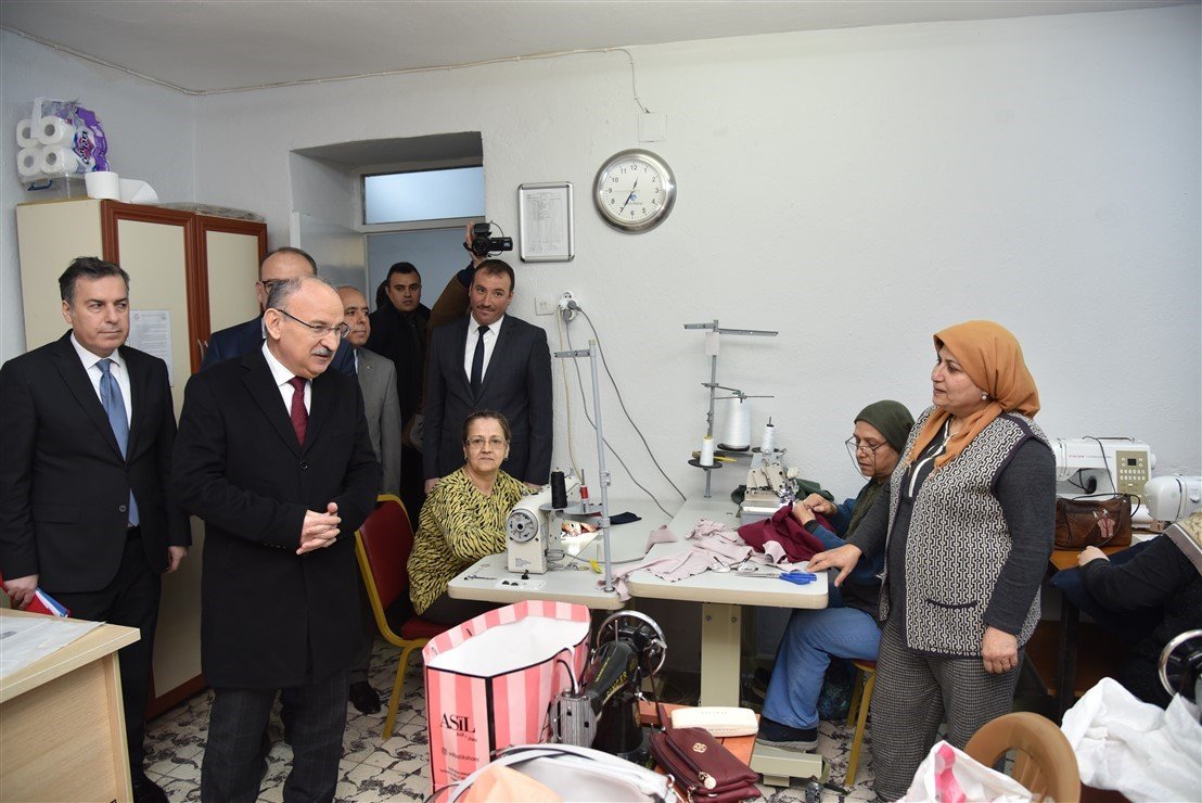 Vali Karadeniz deprem bölgesine gönderilen yardımları inceledi