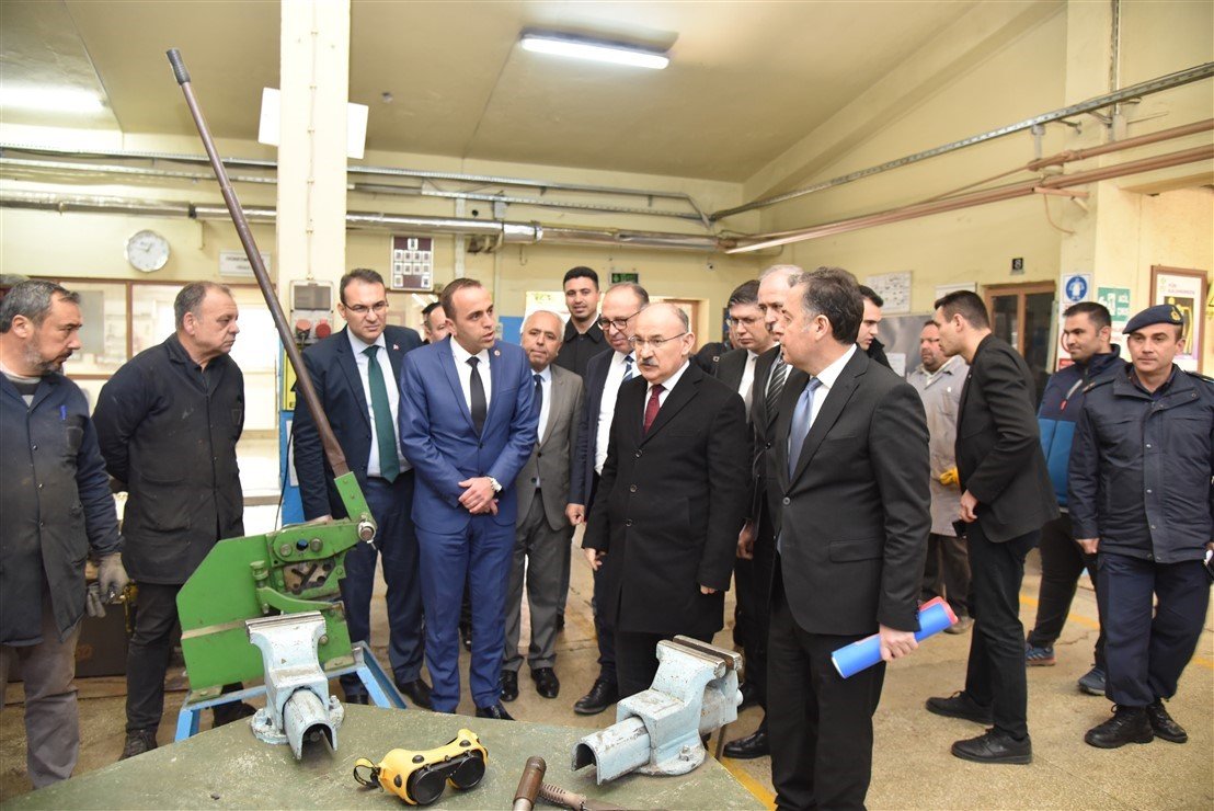 Vali Karadeniz deprem bölgesine gönderilen yardımları inceledi