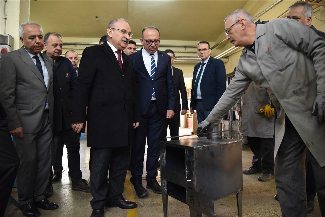 Vali Karadeniz deprem bölgesine gönderilen yardımları inceledi