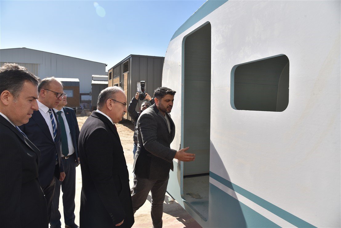 Vali Karadeniz deprem bölgesine gönderilen yardımları inceledi