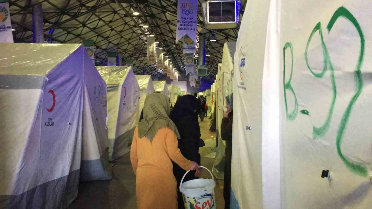 Mehmetçiğin dikkati sayesinde depremzede iki çocuk kaybolmaktan kurtuldu