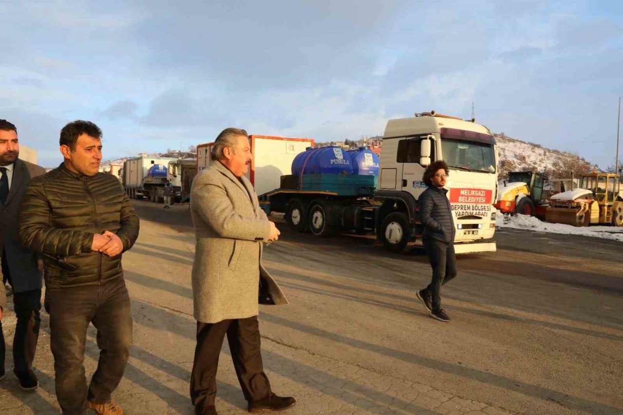 Melikgazi, Hatay’a mobil WC, duş, konaklama konteynerları ve su arazözü yolladı