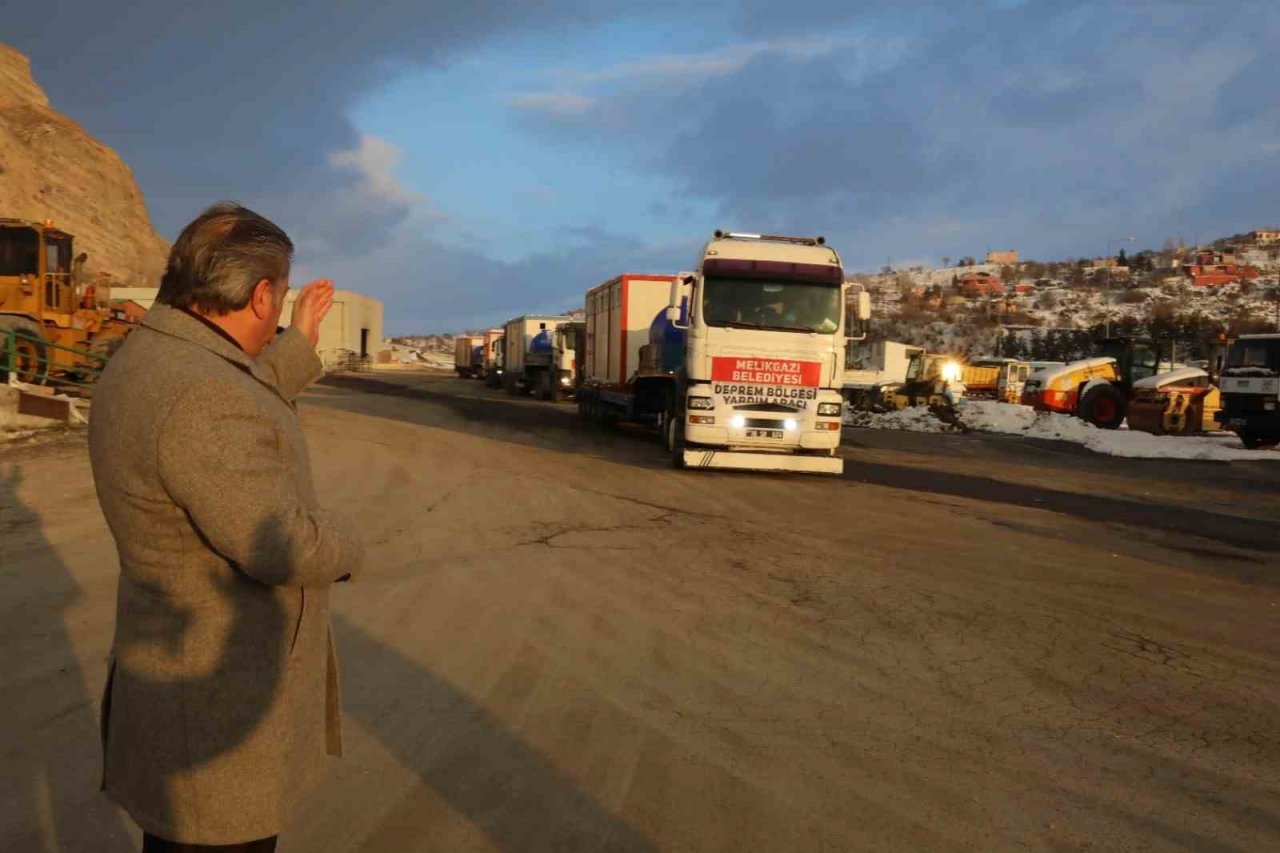 Melikgazi, Hatay’a mobil WC, duş, konaklama konteynerları ve su arazözü yolladı
