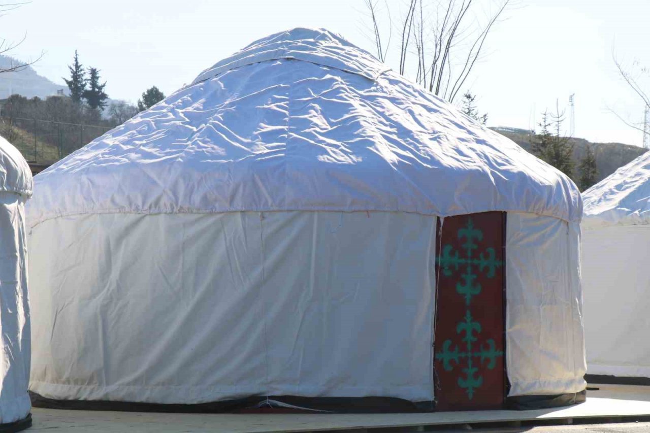 Yurt çadırlarla kurulan otağ, depremzedelerin ‘yurdu’ oldu