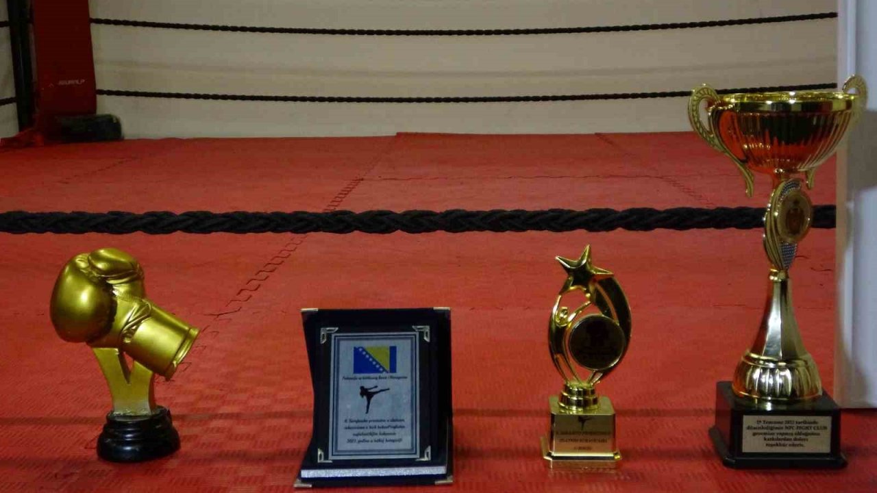 Milli boksör Muhammed Dursun, depremzedeler için altın eldivenini açık artırmayla satacak