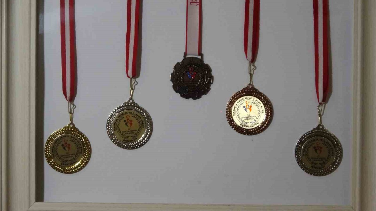 Milli boksör Muhammed Dursun, depremzedeler için altın eldivenini açık artırmayla satacak