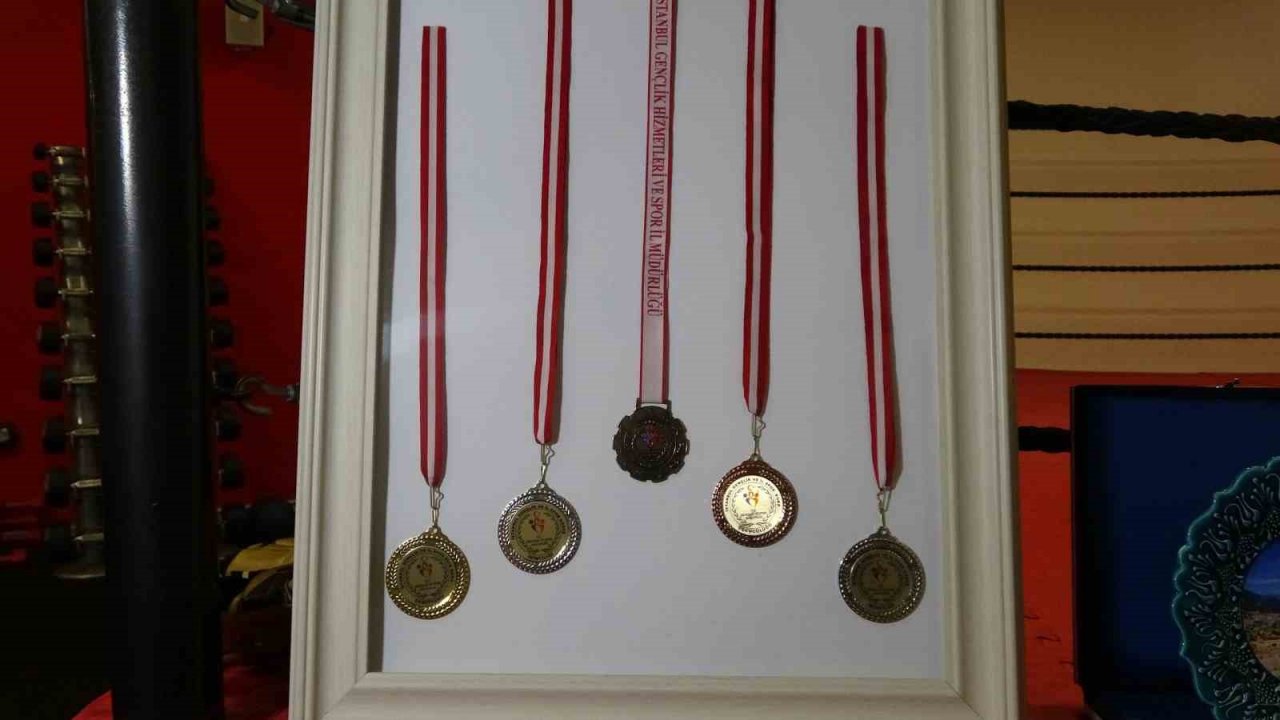 Milli boksör Muhammed Dursun, depremzedeler için altın eldivenini açık artırmayla satacak