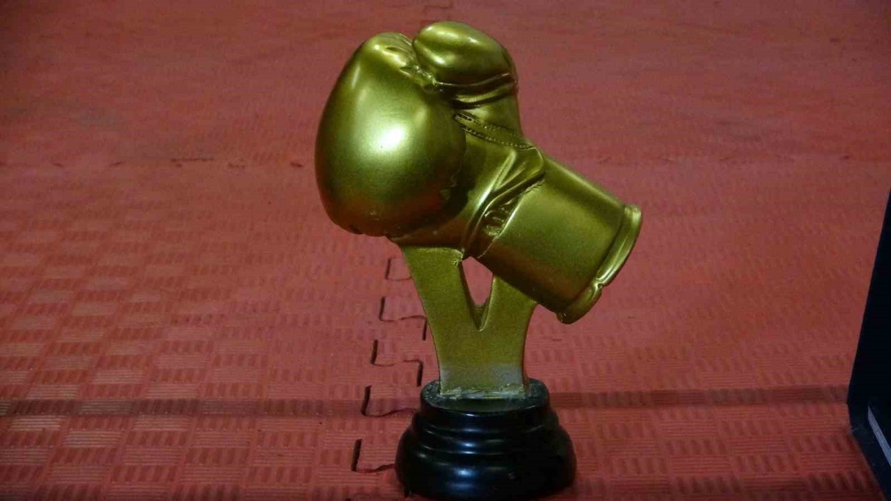 Milli boksör Muhammed Dursun, depremzedeler için altın eldivenini açık artırmayla satacak