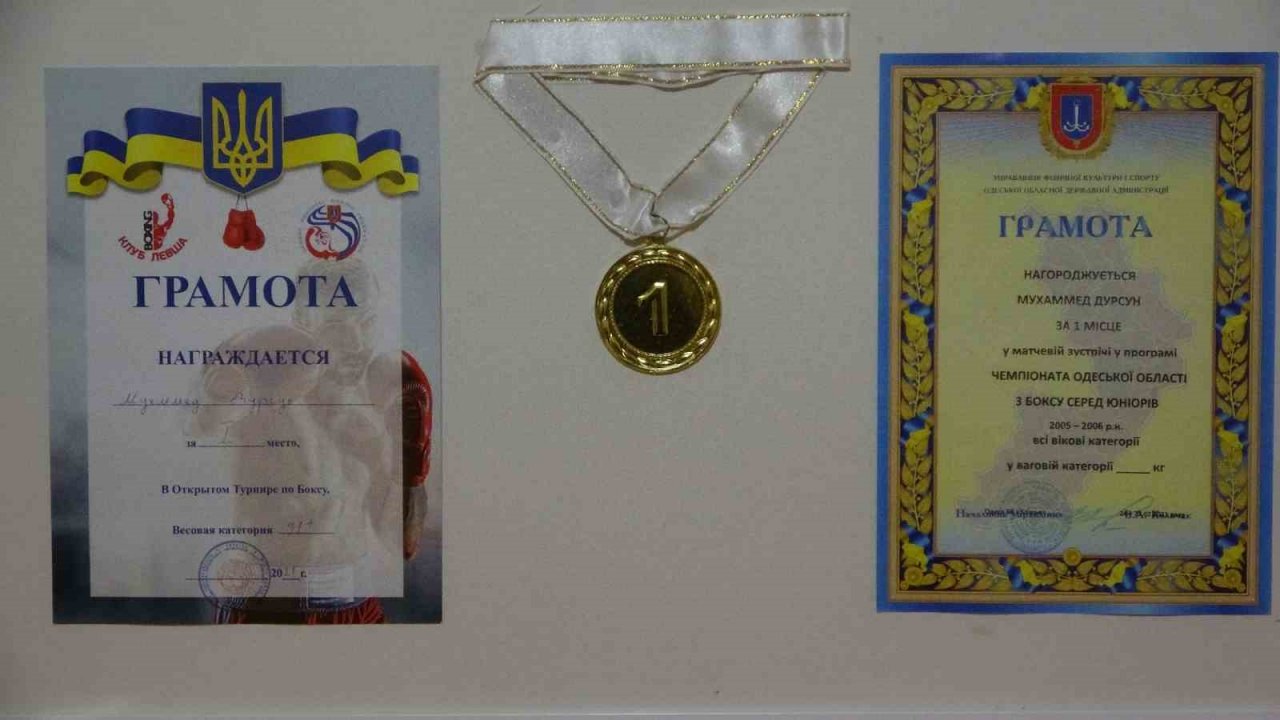 Milli boksör Muhammed Dursun, depremzedeler için altın eldivenini açık artırmayla satacak