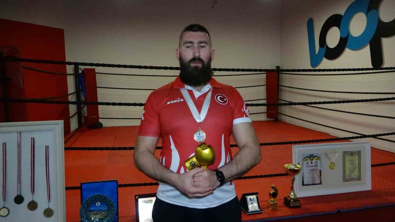 Milli boksör Muhammed Dursun, depremzedeler için altın eldivenini açık artırmayla satacak