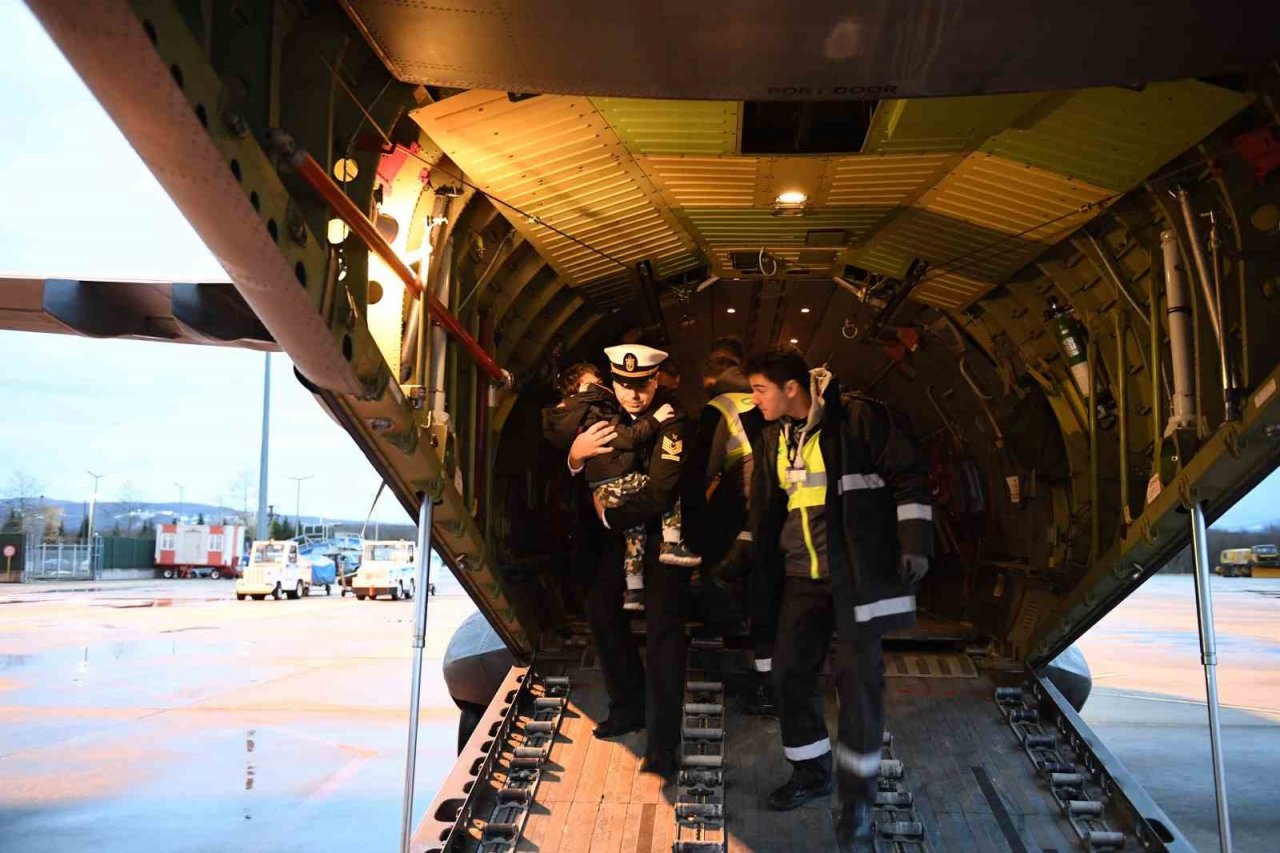Deniz Kuvvetlerine ait uçaklarla depremzede tahliyesine devam ediliyor