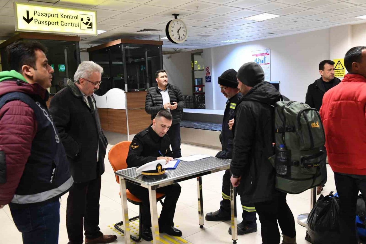 Deniz Kuvvetlerine ait uçaklarla depremzede tahliyesine devam ediliyor