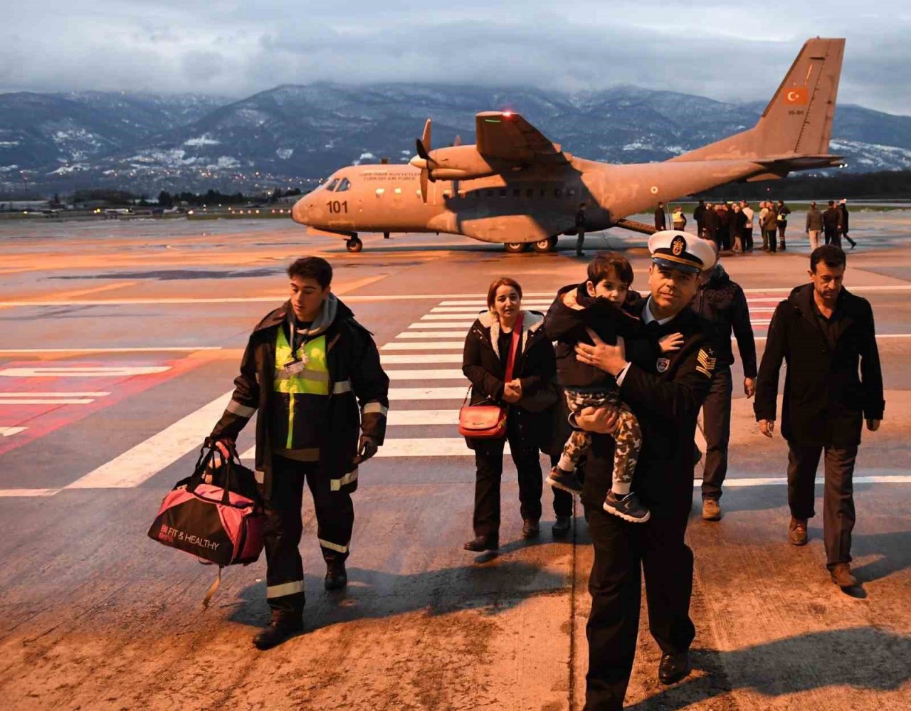 Deniz Kuvvetlerine ait uçaklarla depremzede tahliyesine devam ediliyor