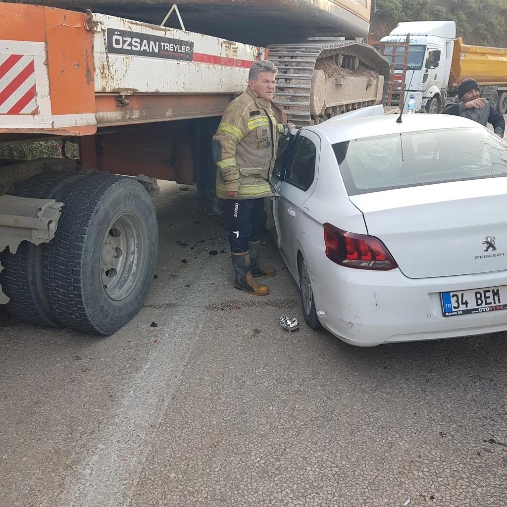 Tırın altına giren araçtan yaralı çıktılar