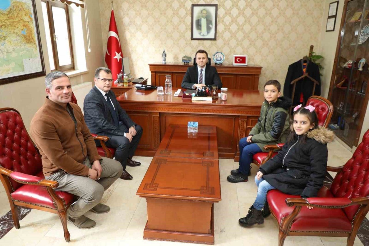 Okul harçlıklarını depremzedelere bağışladılar