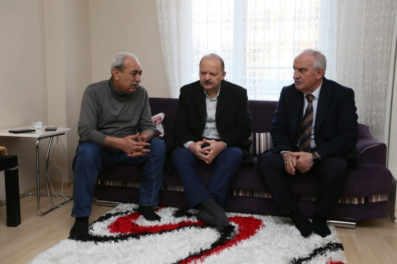 İlçeye gelen depremzedeleri yalnız bırakmadılar