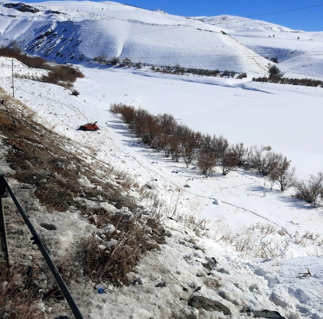 Şarampole uçan otomobildeki 3’ü ağır toplam 4 kişi yaralandı