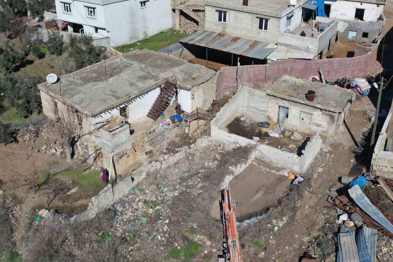 Şehitkamil’deki ağır hasarlı yapıların yıkımına başlandı