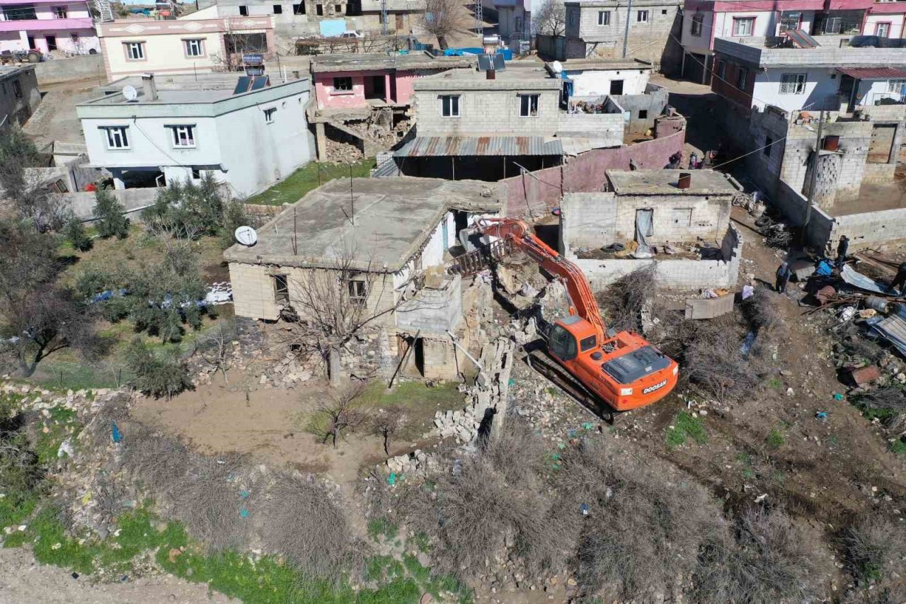 Şehitkamil’deki ağır hasarlı yapıların yıkımına başlandı