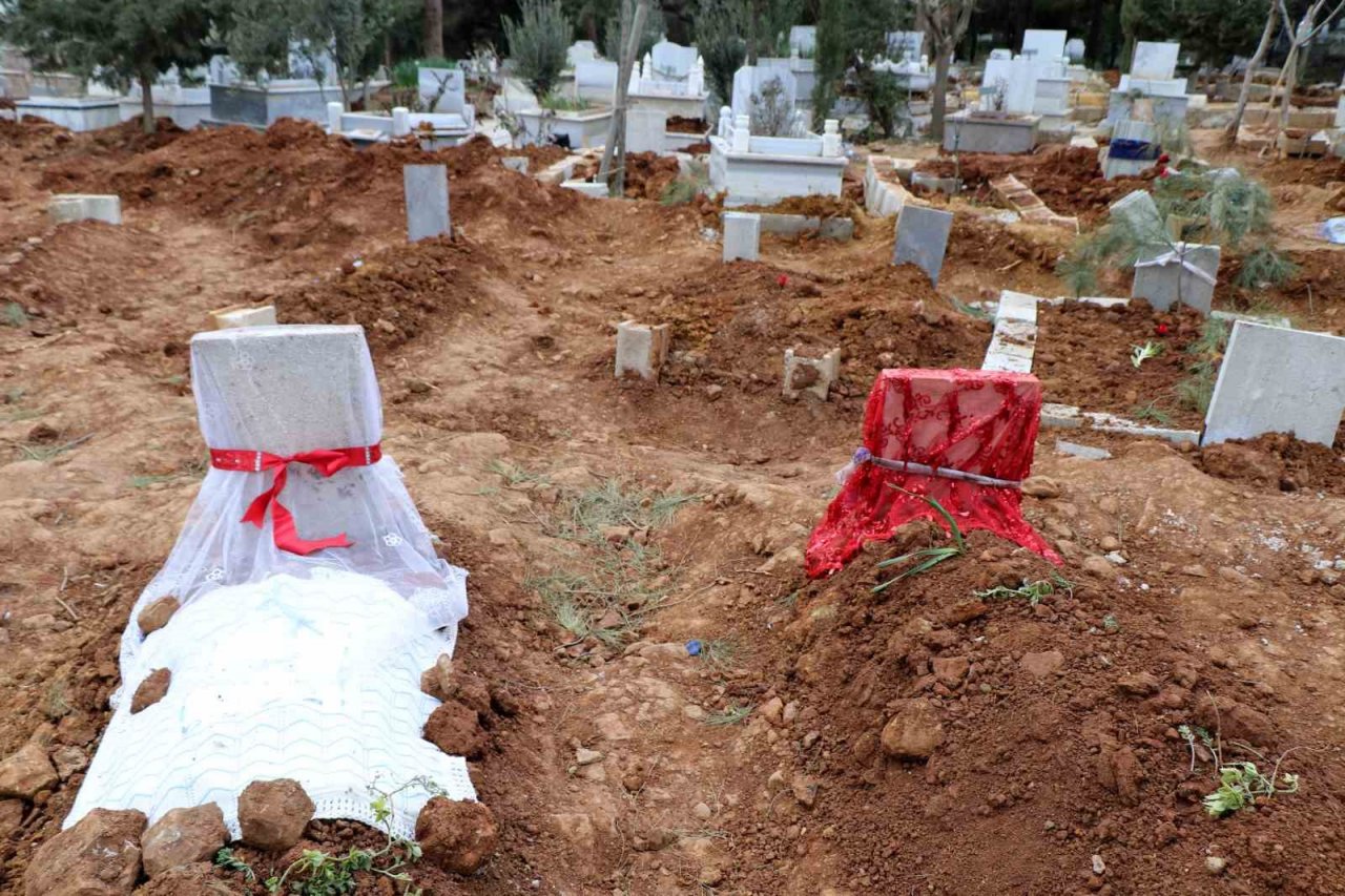 Mezarlıkta yürek yakan manzara