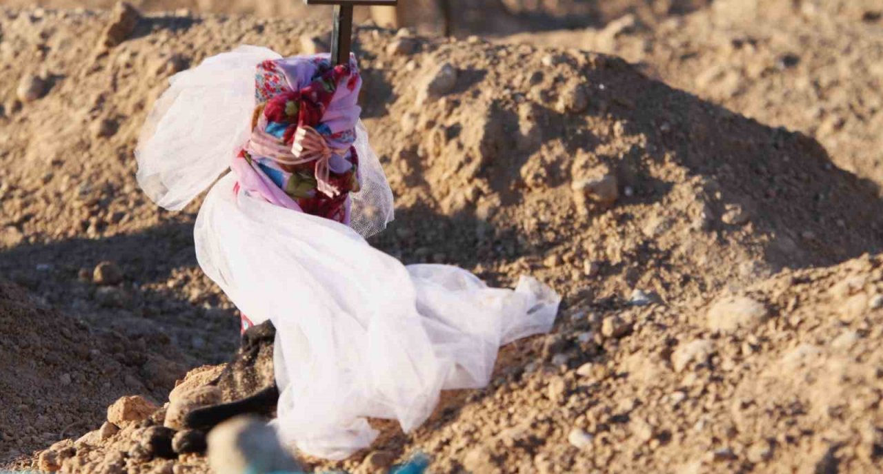 Mezarlıkta yürek yakan manzara