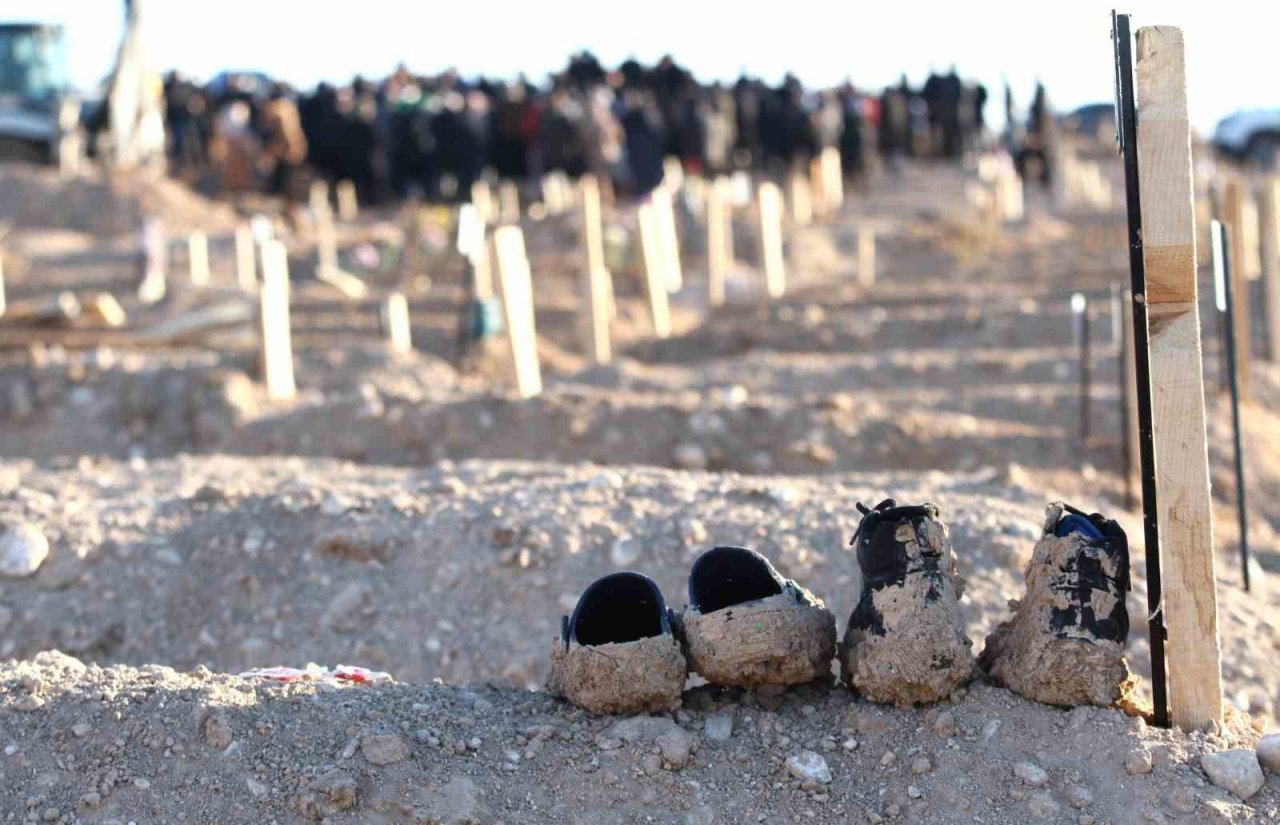 Mezarlıkta yürek yakan manzara