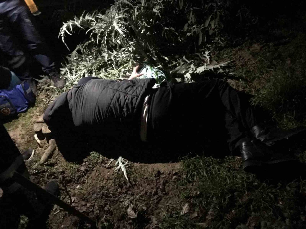 Yüksekten düşen alkollü şahıs ekipten özür diledi