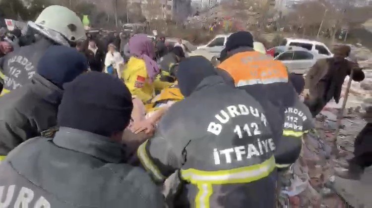 Depremzede Elif’in kurtarıcıları Burdur’a döndü