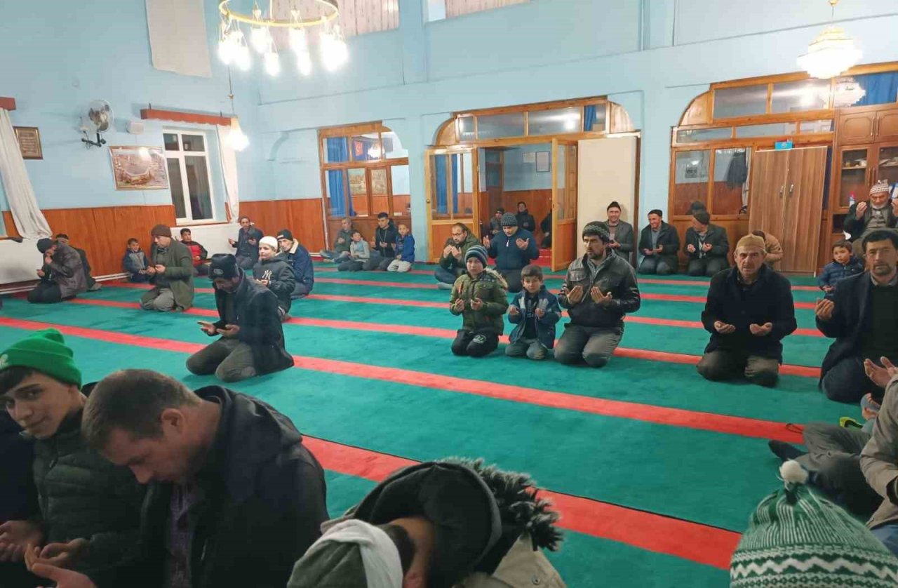 Eller semaya depremzedeler için açıldı