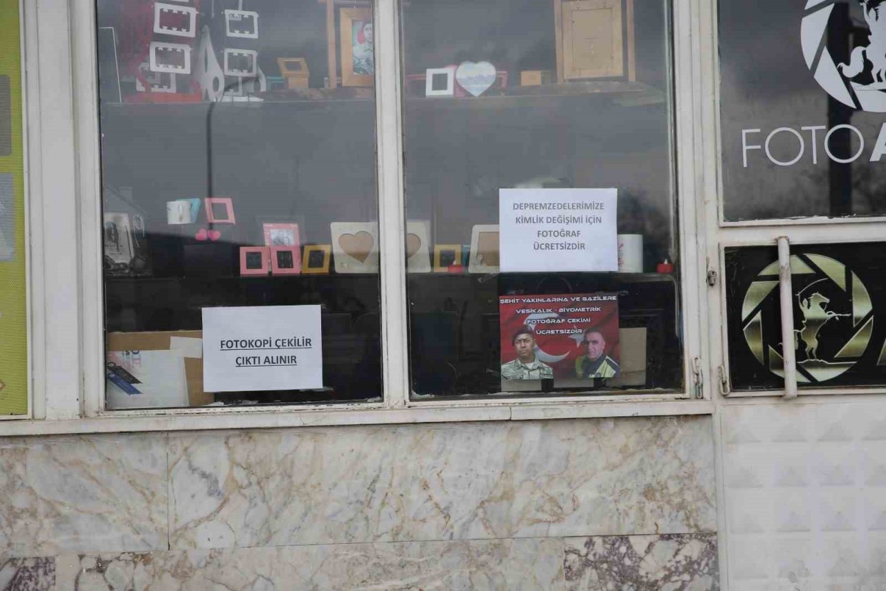 Kimlik çıkarma isteyen afetzedelere bu fotoğrafçı ücretsiz hizmet veriyor