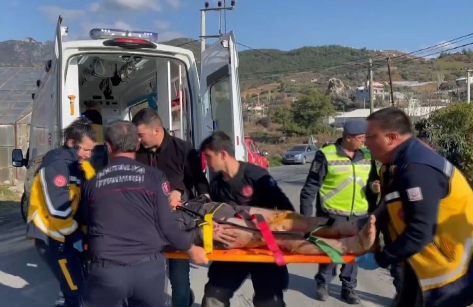 Gazipaşa’da motosikletle otomobilin çarpıştığı kazada araçlar alev aldı: 1 yaralı