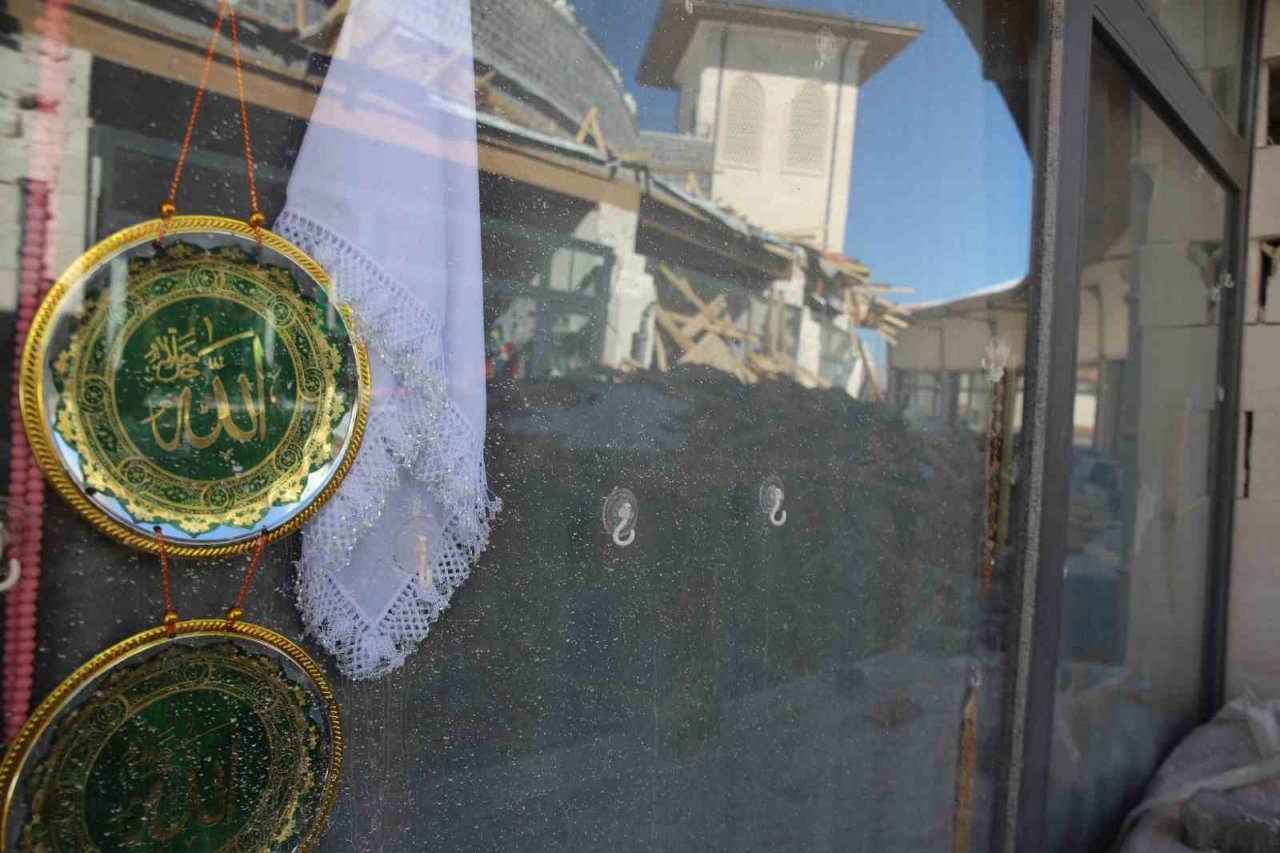 Ukkaşe Hazretlerinin türbesinin restore edilen bölümleri depremde yıkıldı