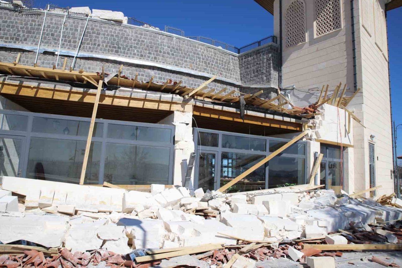 Ukkaşe Hazretlerinin türbesinin restore edilen bölümleri depremde yıkıldı