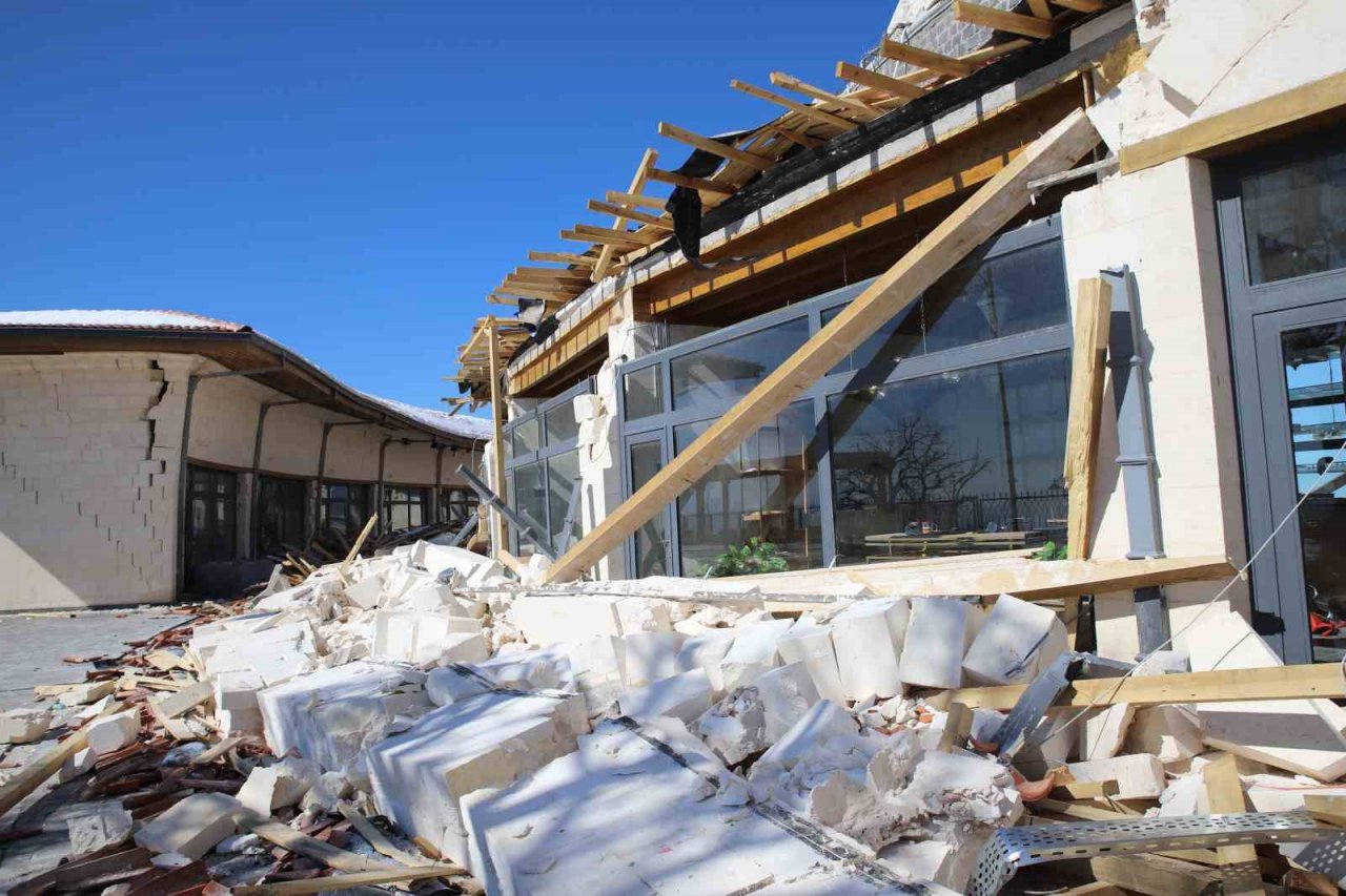 Ukkaşe Hazretlerinin türbesinin restore edilen bölümleri depremde yıkıldı