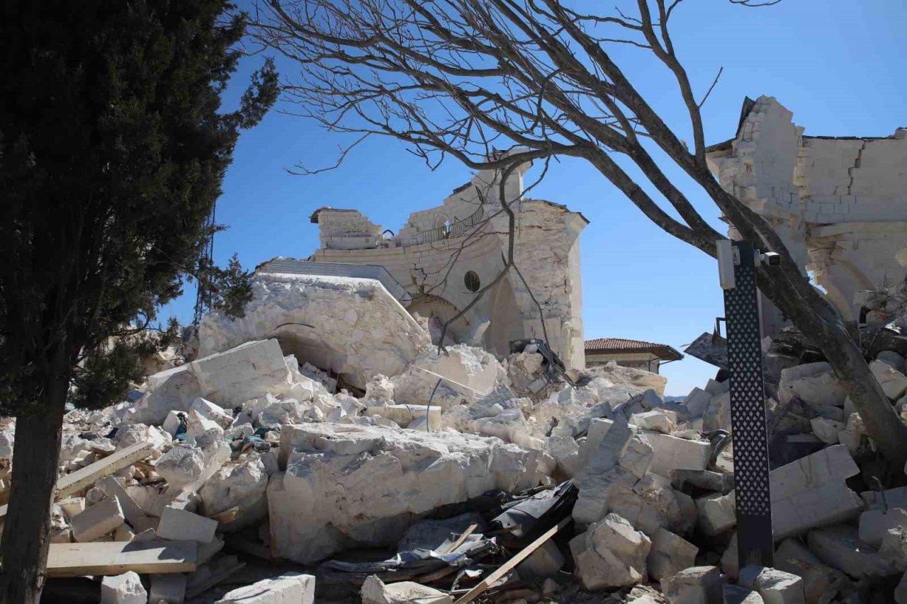 Ukkaşe Hazretlerinin türbesinin restore edilen bölümleri depremde yıkıldı