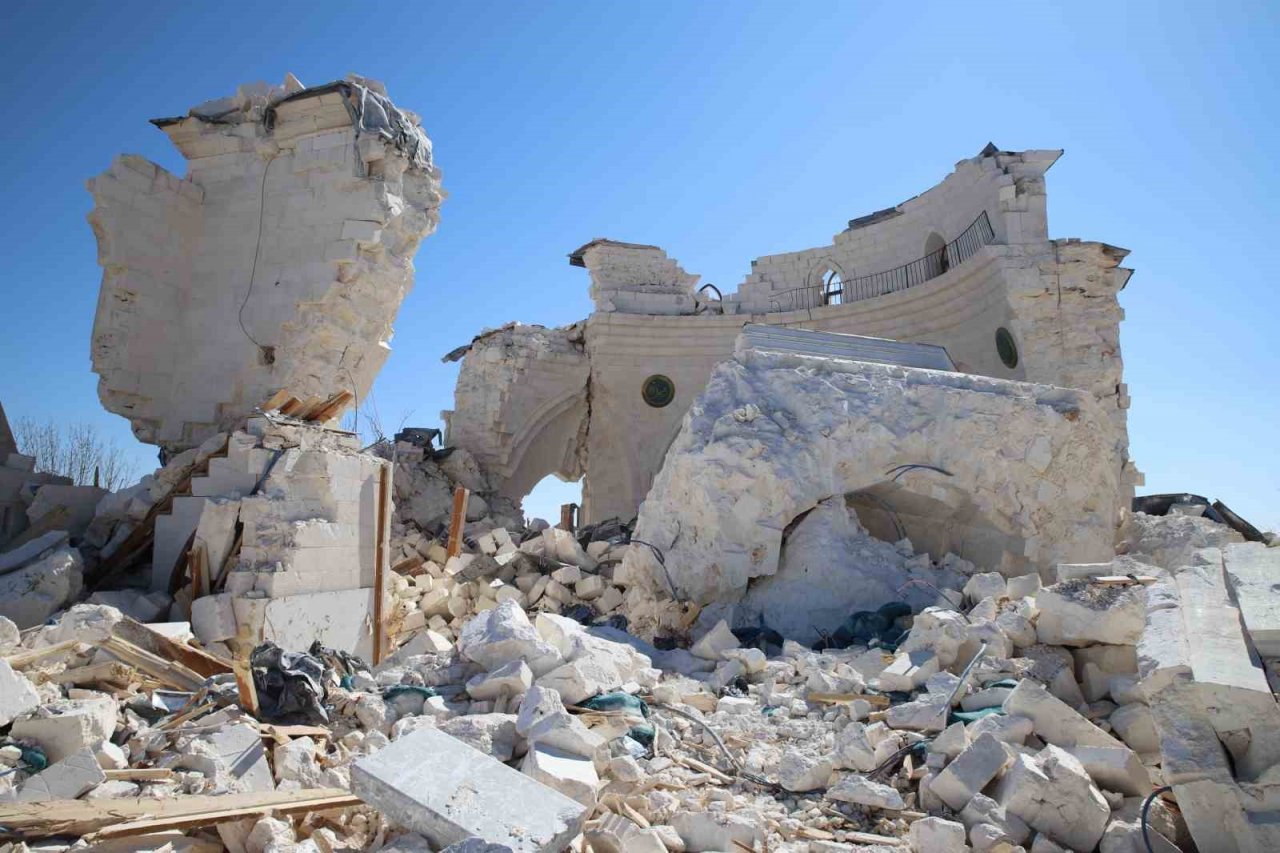 Ukkaşe Hazretlerinin türbesinin restore edilen bölümleri depremde yıkıldı