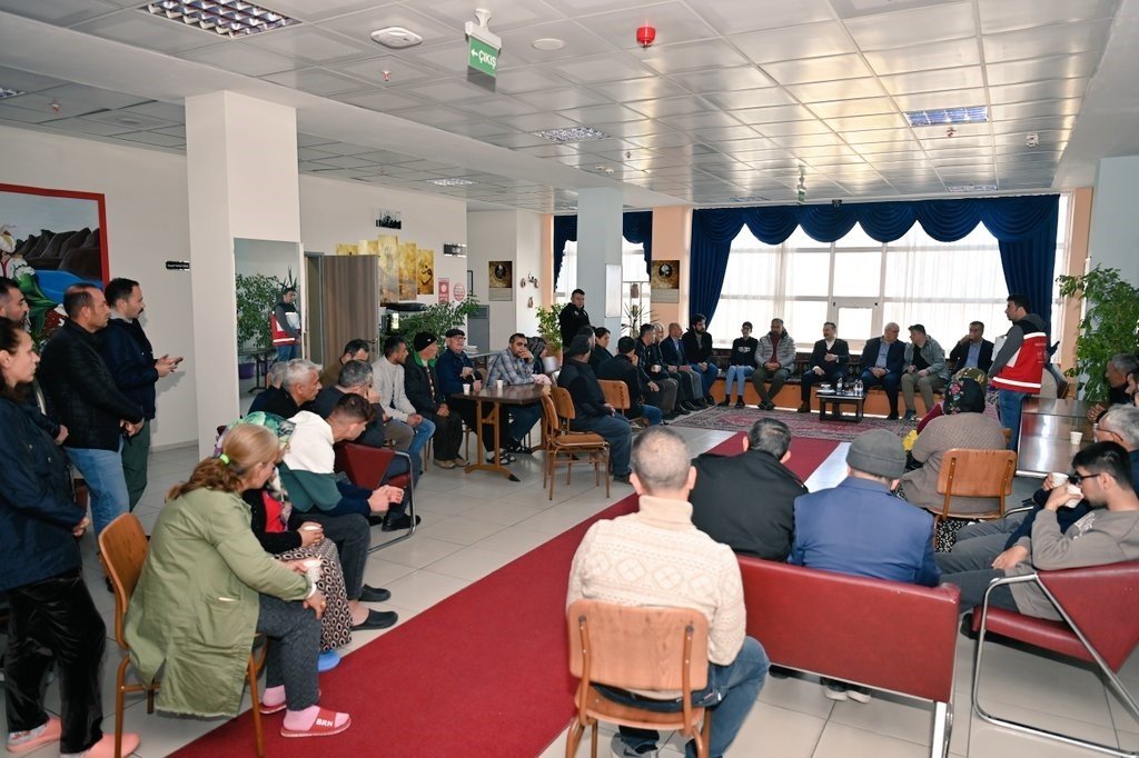 Vali Aksoy, depremzede çocuklara moral oldu