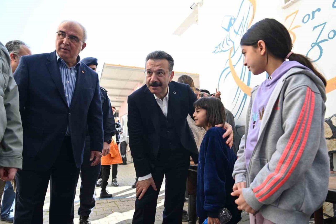 Vali Aksoy, depremzede çocuklara moral oldu