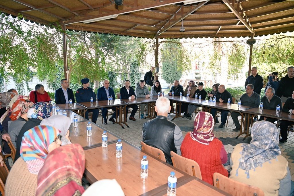 Vali Aksoy, depremzede çocuklara moral oldu