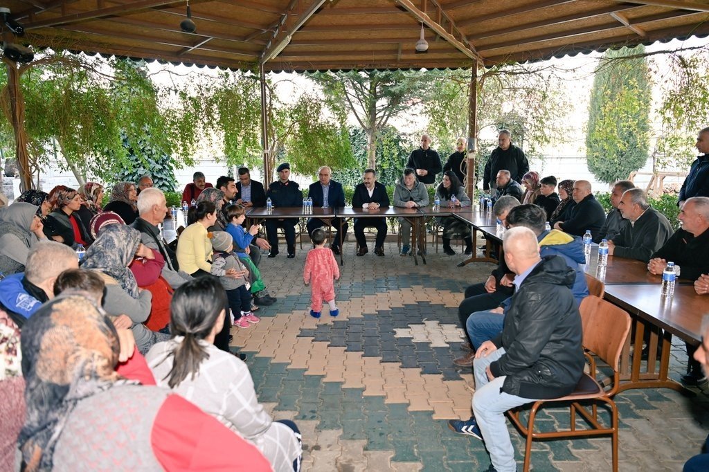 Vali Aksoy, depremzede çocuklara moral oldu