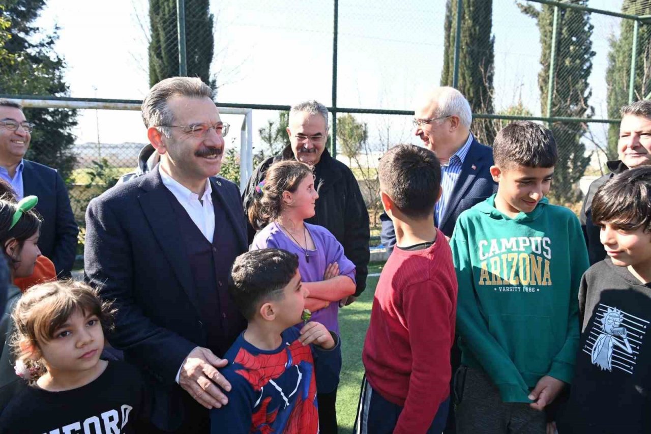 Vali Aksoy, depremzede çocuklara moral oldu