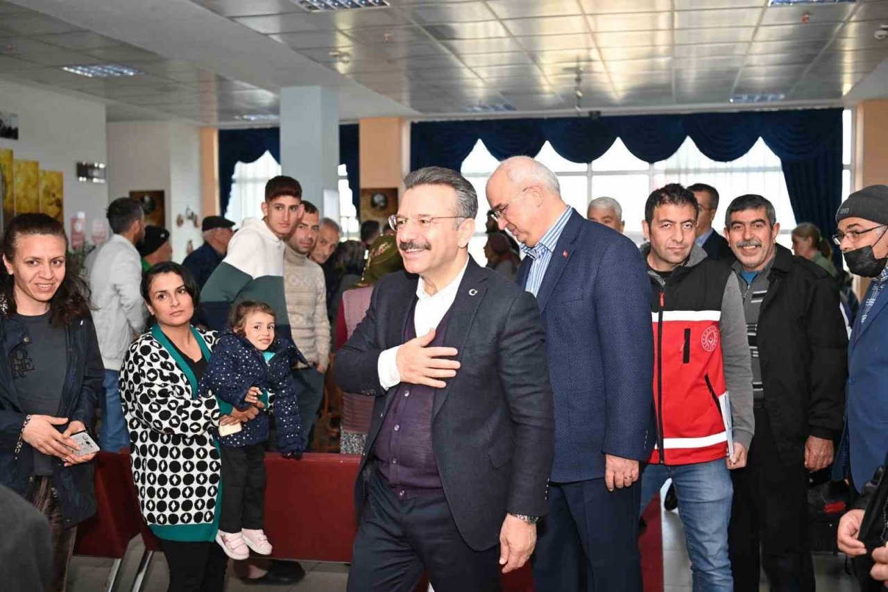 Vali Aksoy, depremzede çocuklara moral oldu