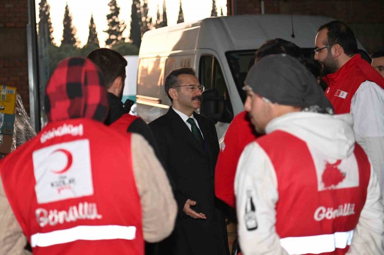 Vali Aksoy, Kızılay deposunu inceledi.