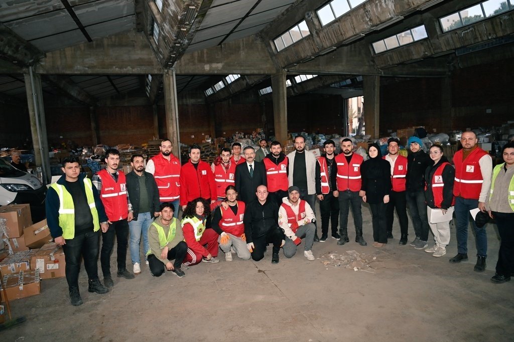 Vali Aksoy, Kızılay deposunu inceledi.