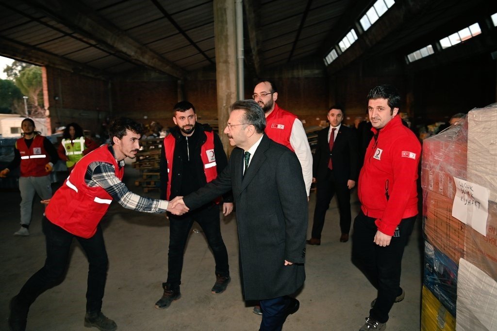 Vali Aksoy, Kızılay deposunu inceledi.