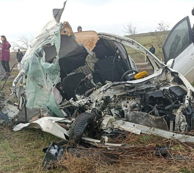 Köpeği ezmemek isterken karşı şeride geçip kamyonla çarpıştı: 1 yaralı